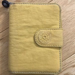 Yellowish greenish wallet perfect for spring